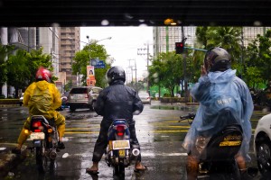 Tajfun Nesat_motocykliści na ulicach Ortigas, Manila.