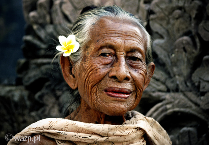 Bali 2008. Urocza staruszka z Pura Beji.