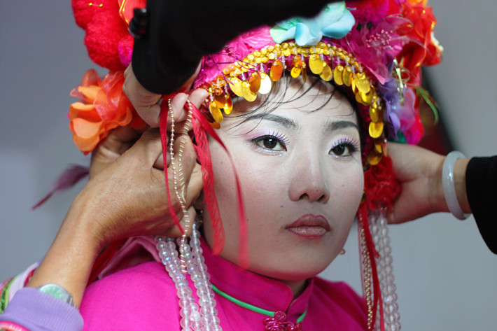 PANNA MŁODA Z MNIEJSZOŚCI BAI.CHINY