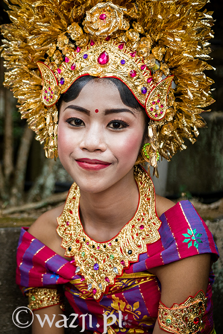 Indonezja, Bali. Młoda Balijka podczas ceremonii w światyni w Ubud. (październik 2014)