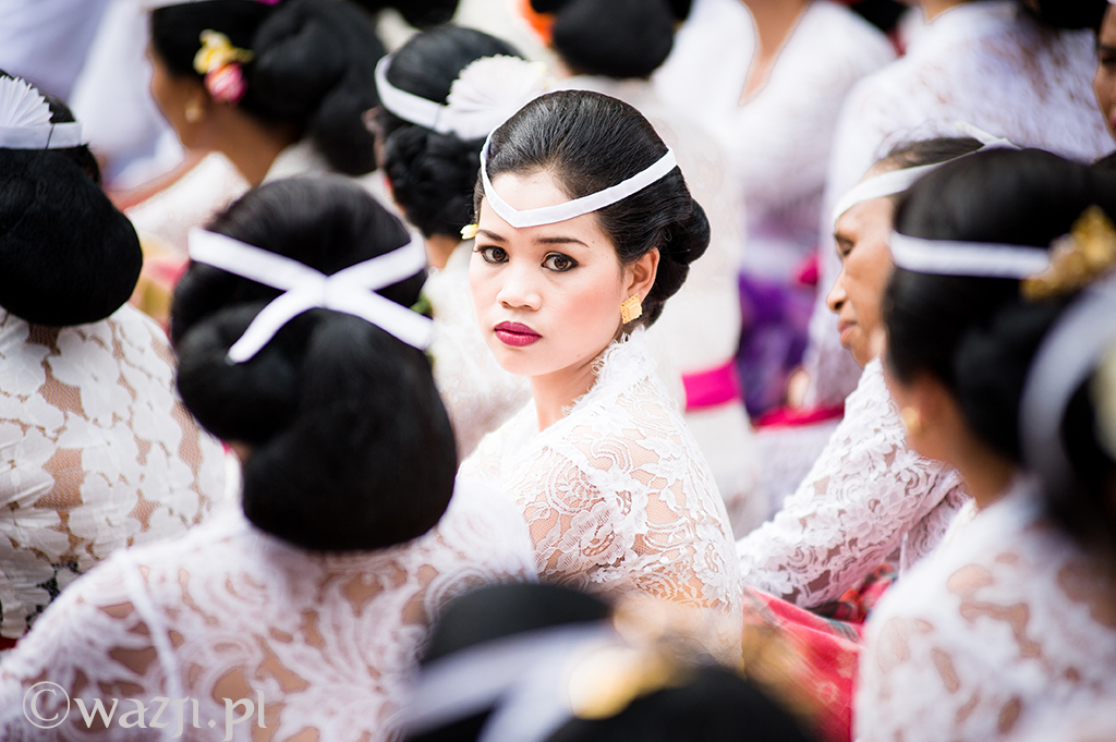 Indonezja, Bali. Piękna Balijka podczas ceremonii w światyni w Peliatan. (październik 2014)