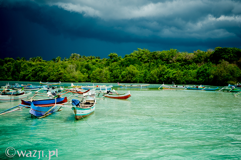 25. Indonezja, Sumba. W listopadzie na Sumbie zaczęła się już pora deszczowa i każdego dnia nad wyspą zbierały się ciemne chmury. ( listopad 2014)