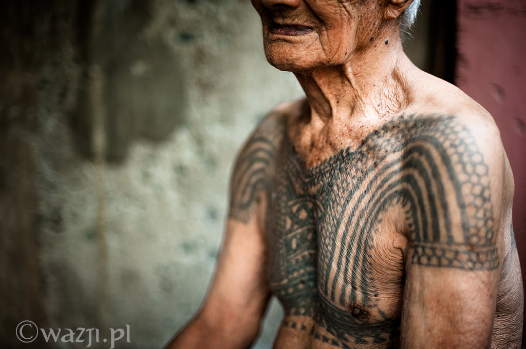 7. Filipiny, Kalinga. Patricio, jeden z ostatnich łowców głów i jego ciało pokryte tradycyjnym tatuażem wojowników. (kwiecień 2014)