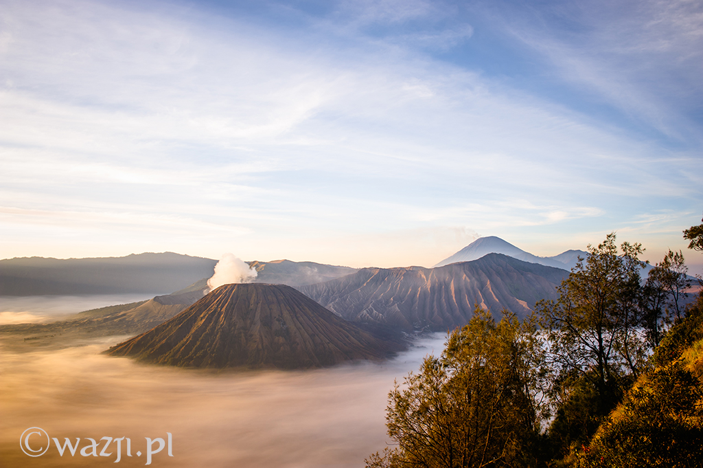 Indonezja, Jawa. Wschód słońca nad wulkanem Bromo. Zdjęcie wybrane metodą chybił-trafił. (wrzesień 2014)