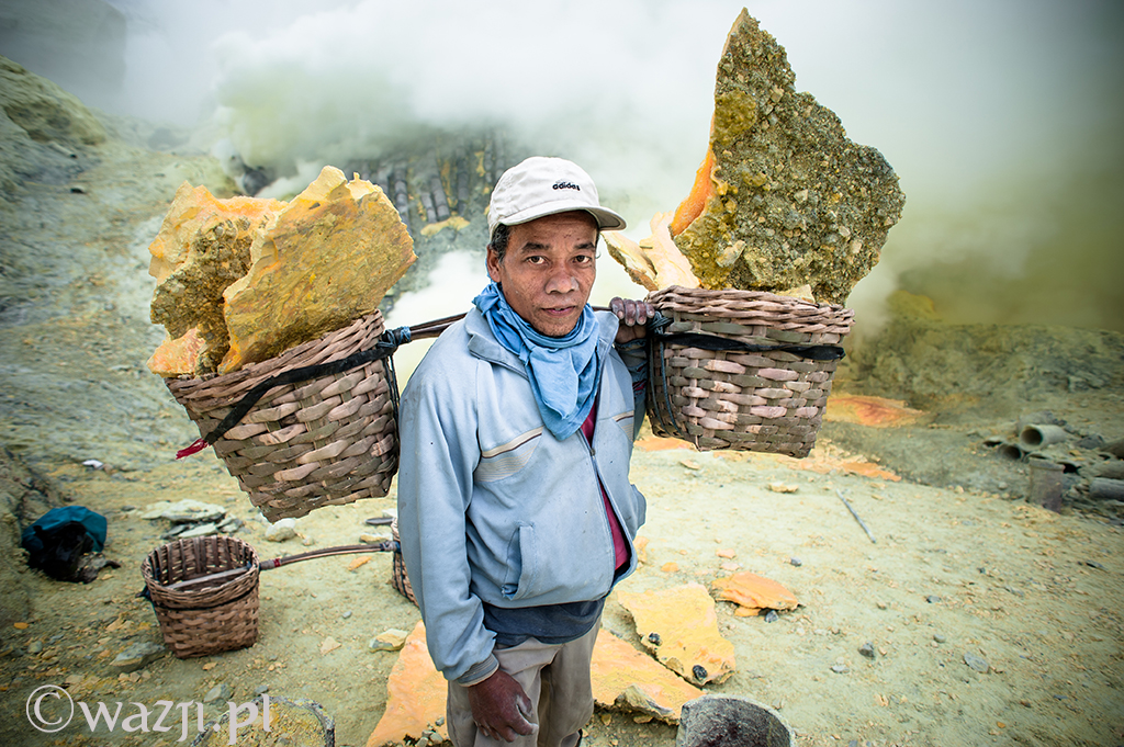 Indonezja, Jawa. Busaini - górnik z kopalni siarki w Kawah Iljen. (wrzesień 2014)