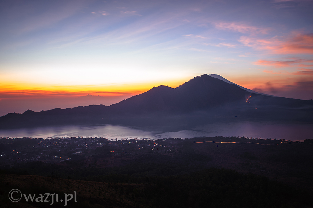 Indonezja, Bali. Wschód słońca z wulkanu Batur. (październik 2014)