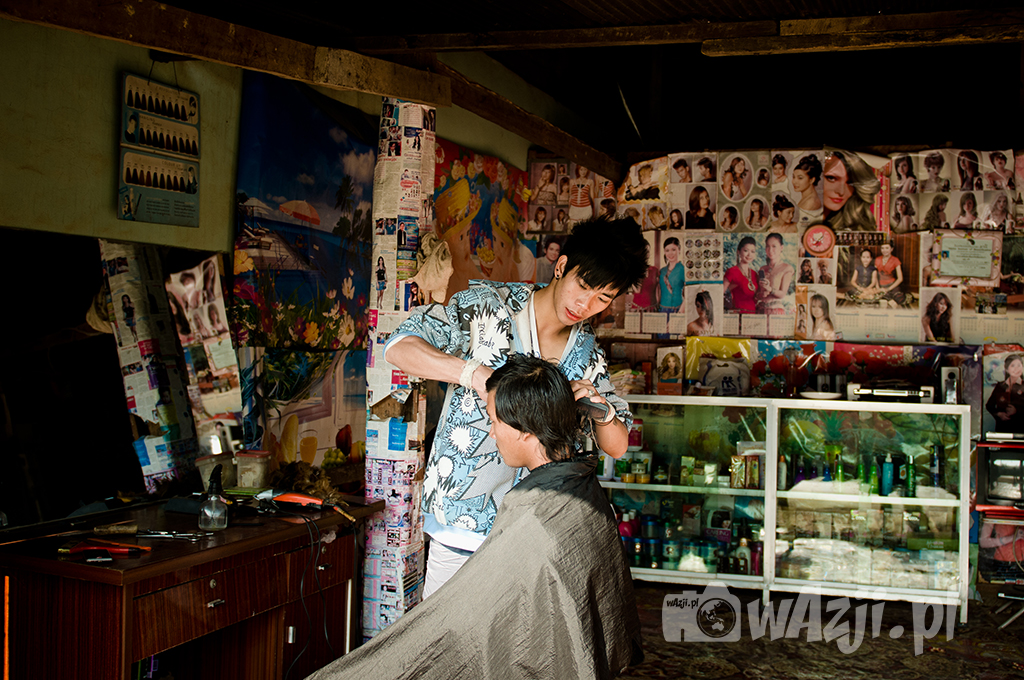 Lokalny fryzjer w Muang Sing.
