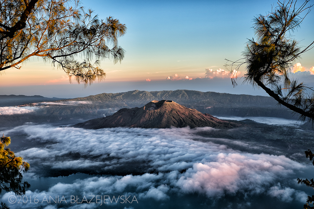 Gunung Abang, Bali. Maj 2016. Wyobraźcie sobie morze chmur i wyłaniający się z nich wierzchołek wulkanu. Taki widok możecie zobaczyć o wschodzie słońca z góry Abang.